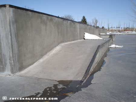 4 ft. ledge with hips and metal edges.