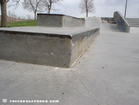 5. Ledges with metal edges and transition on one side.