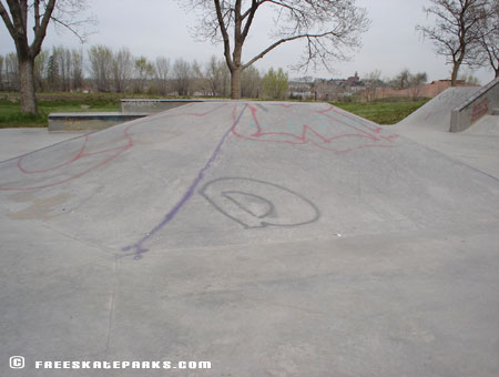 8. 6-sided pyramid in the middle of skatepark.